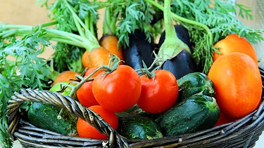 Frisches Gemüse in einem Weidenkorb | Bild: colourbox.com