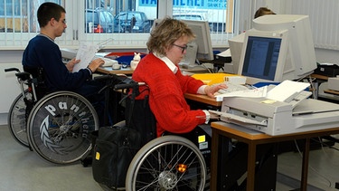 Mitarbeiter in einer Behindertenwerkstatt | Bild: picture-alliance/dpa