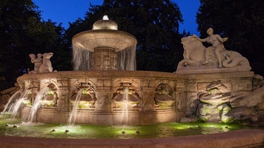 Wittelsbacher Brunnen in München im Sommer mit nächtlicher Beleuchtung. | Bild: BR/Herbert Ebner