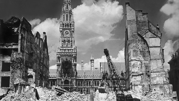 Das Rathaus von München inmitten von Trümmern und Ruinen | Bild: picture-alliance/dpa