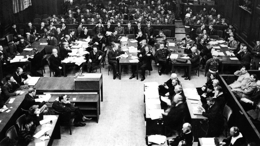Blick in den Nürnberger Justizpalast während der Eröffnung des Hauptkriegsverbrecherprozesses am 20. November 1945 vor dem Internationalen Militärgerichtshof. | Bild: picture-alliance/dpa