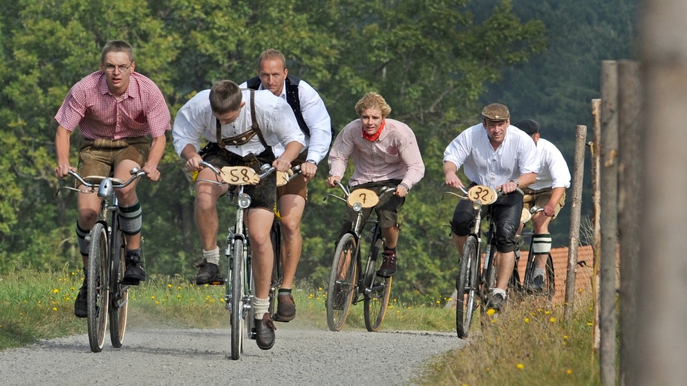 Männer auf historischen Fahrrädern radeln bei der Nostalgie-Radrundfahrt in Maibrunn 2009 | Bild: picture-alliance/dpa