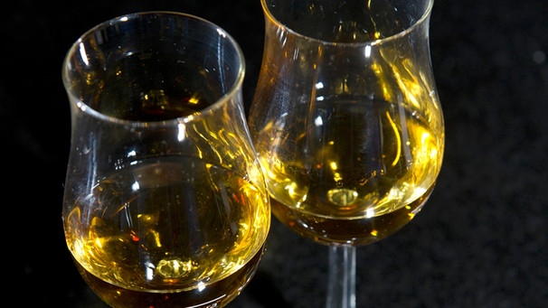 Zwei Gläser mit Whisky stehen am 13.04.2011 im brandenburgischen Schlepzig (Landkreis Dahme-Spreewald) im Landgasthof von Torsten Römer auf dem Tisch. | Bild: picture-alliance/dpa