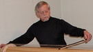Hartmut von Voigt spielt auf einer "Monochorde", die er im Keller seines Hauses in Grafing selbst baut. | Bild: Roland Biswurm / BR