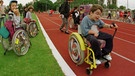 Ein Rollstuhlrennen bei einem Sportfest für Behinderte und Nichtbehinderte in Würzburg (Archivfoto aus dem Jahr 1997) | Bild: picture-alliance/dpa