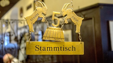 "Stammtisch" steht an einem Schild über einem Tisch in der Gaststube in einem Wirtshaus in Regensburg (Oberpfalz), aufgenommen am 15.05.2012. Foto: Armin Weigel dpa/lby | Bild: picture-alliance/dpa