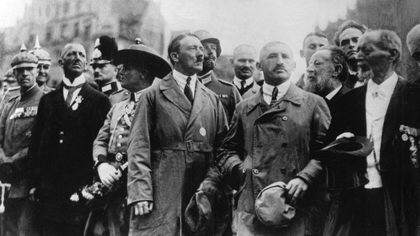 Adolf Hitler (M) und Julius Streicher (r) auf dem "Deutschen Tag" am 2. September 1923 in Nürnberg während des Vorbeimarsches von 6000 uniformierten Nationalsozialisten.  | Bild: picture-alliance/dpa