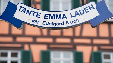Schild "Tante-Emma-Laden" in Bamberg | Bild: picture-alliance/dpa