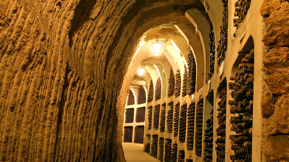 Altes Kellergewölbe mit Weinflaschen | Bild: Colourbox