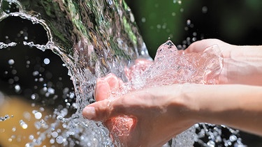 Hände unter einem Wasserstrahl | Bild: colourbox.com