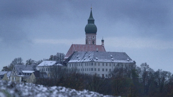 Malerisch mit einer dünnen Schneeschicht bedeckt präsentiert sich in den Morgenstunden das Kloster Andechs auf dem heiligen Berg. | Bild: picture-alliance/dpa