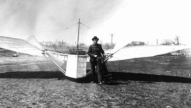 Gustav Weisskopf aus dem mittelfränkischen Leutershausen vor seinem Motorflugzeug im Jahr 1901. | Bild: picture-alliance/dpa