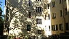 Die Nibelungenhäuser vom Hof aus gesehen | Bild: Eva Demmelhuber
