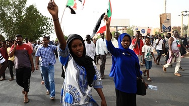 Protestierende Frauen auf den Straßen Khartums im Jahr 2019. | Bild: picture alliance / AA | Mahmoud Hjaj