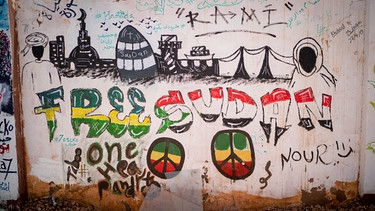 "Free Sudan" ist als Graffiti an einer Hauswand in Khartum zu lesen. Nahe des Platzes, auf dem 2019 die Proteste für den Umsturz im Sudan stattgefunden haben. | Bild: picture alliance/dpa | Kay Nietfeld