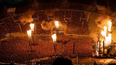 Tausende Zuschauer verfolgen das Konzert der Band Rammstein im Olympiastadion im Mai 2023.
| Bild: picture alliance/dpa | Sven Hoppe