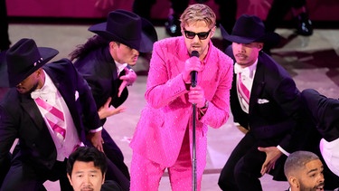 10.03.2024, USA, Los Angeles: Ryan Gosling (M) performt den Song "I'm Just Ken" aus dem Film "Barbie" während der Oscarverleihung im Dolby Theatre in Los Angeles entgegen. Die Academy Awards, auch Oscars genannt, werden in der Nacht zum 96. Mal vergeben. Foto: Chris Pizzello/Invision/AP/dpa +++ dpa-Bildfunk +++ | Bild: dpa-Bildfunk/Chris Pizzello