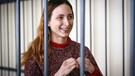 Die russische Künstlerin Aleksandra Skochilenko, genannt Sasha, steht in einer Art Käfig während der Anhörung in einem Gericht in St. Peterburg am 13. April 2022 | Bild: picture alliance/ ASSOCIATED PRESS/ Uncredited