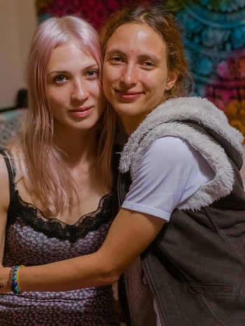 Die russische Künstlerin Sasha Skochilenko (rechts) und ihre Partnerin Sonya Subbotina (links) vor der Verhaftung | Bild: Sasha Skochilenko/ Sonya Subbotina