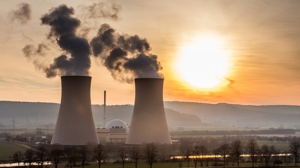 Ein Atomkraftwerk in der Abendsonne. | Bild: stock.adobe.com/Christian Schwier