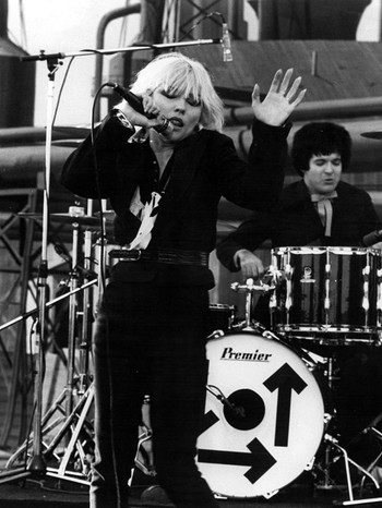 Debbie Harry von der Band Blondie steht auf der Bühne und singt.  | Bild: United Artists/Courtesy Everett Collection