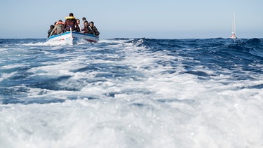 Flüchtlinge auf einem Rettungsboot | Bild: picture alliance / ZUMAPRESS.com | Valeria Ferraro