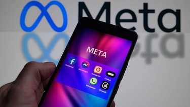 Ein Smartphone-Bildschirm, auf dem ein App-Ordner namens "Meta" sämtliche Apps des Unternehmens aufzeigt. | Bild: picture alliance / NurPhoto | Jonathan Raa