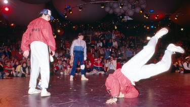 Ein Breakdance Wettbewerb in München, Deutschland 1984. | Bild: picture alliance / United Archives | Fryderyk Gabowicz