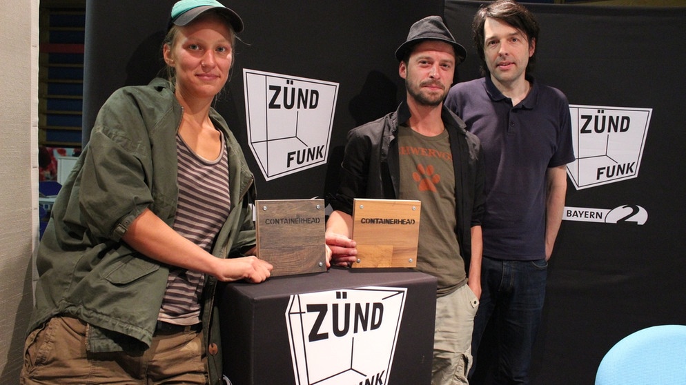 Mira van de Witt und Ludwig Pfundtner von Containerhead mit Zündfunk-Moderator Ralf Summer (rechts) | Bild: BR / Thomas von Eichhorn