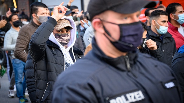 Demonstranten und ein Polizist | Bild: picture alliance/dpa | Jonas Walzberg