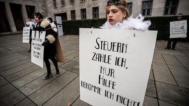 Soloselbstständige demonstrieren vor dem Finanzministerium in Berlin | Bild: picture alliance/dpa | Michael Kappeler