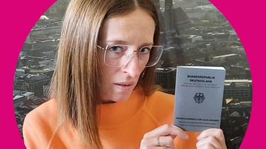 Podcast-Host Ann-Kathrin Mittelstraß hält den grauen Reisepass für Ausländer in der Hand | Bild: BR