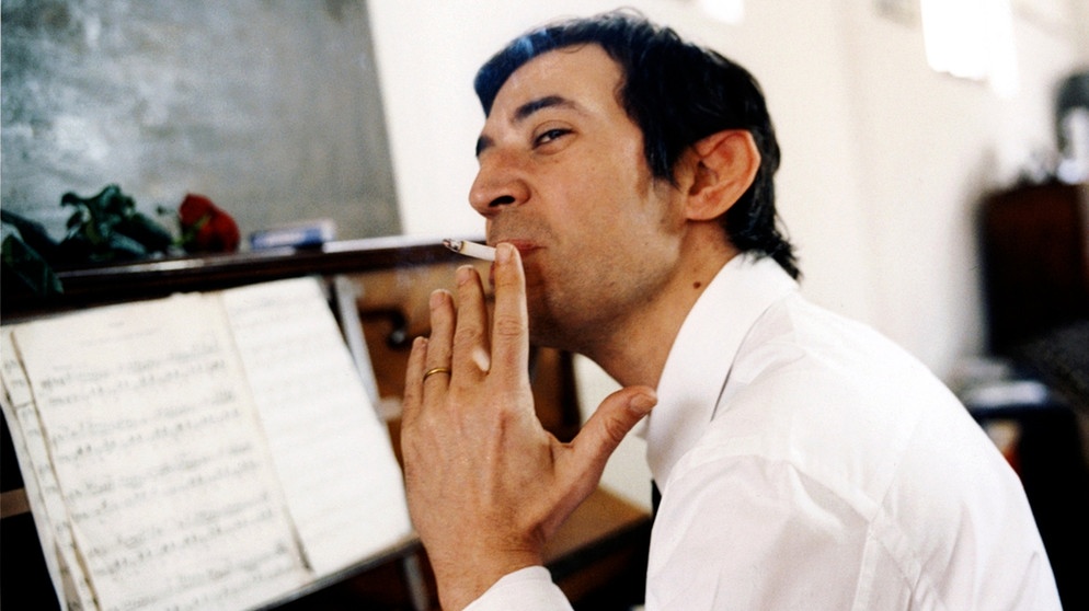 Die Zigarette war ebenso sein Markenzeichen wie seine provokanten Kompositionen: Kultstar Serge Gainsbourg (Eric Elmosnino) bei der Arbeit. | Bild: BR/ARD Degeto