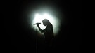 Symbolbild: Konzertbranche in Not: Eine Sängerin steht einsam im Gegenlicht auf der Bühne | Bild: Colourbox