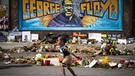 Ein Kind spielt vor einem Graffiti, in dem an George Floyd gedacht wird | Bild: picture-alliance/dpa