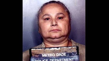 Ein Polizeifoto einer grauhaarigen Frau mit rundem Gesicht. | Bild: picture alliance / Miami Herald | Archivo/Miami Herald