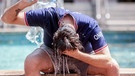 dpatopbilder - 12.07.2022, Spanien, Madrid: Ein junger Mann übergießt sich mit einer Wasserflasche, um die Hitze zu bekämpfen. Eine Hitzewelle, die zweite für Spanien in weniger als einem Monat und die erste in diesem Jahr für Portugal, wird voraussichtlich mindestens bis zum Wochenende andauern, so die Behörden am Dienstag. Foto: Ricardo Rubio/EUROPA PRESS/dpa +++ dpa-Bildfunk +++ | Bild: dpa-Bildfunk/Ricardo Rubio