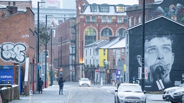 Das Konterfrei von Ian Curtis, Sänger von Joy Division, an einer Wand in Manchester | Bild: picture alliance / NurPhoto | MI News