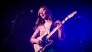 Julia Jacklin auf der Bühne mit Gitarre | Bild: picture alliance / Photoshot | -