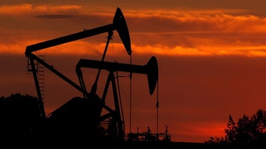 Erdöl-Pumpen vor untergehender Sonne | Bild: picture-alliance/dpa