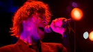 Mark Lanegan singt in ein Mikrofon | Bild: picture-alliance/dpa