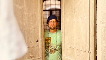 Marten Rux schaut aus einer Tür raus | Bild: Charlene Whitehead