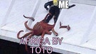 Ein Toto-Mem aus dem Netz: Ein Octopus greift nach einem Taucher: sinnbildlich dafür, dass man sich dar Anziehungskraft vom Song "Africa" nicht entziehen kann | Bild: 9gag.com