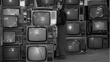 Viele Fernseher, viele Lauscher | Bild: picture-alliance/dpa