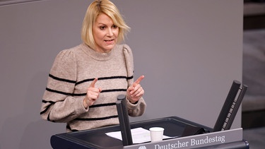 Nicole Gohlke, Bundestagsabgeordnete seit 2009 für die Linke, hält eine Rede im Reichstagsgebäude.  | Bild: picture alliance / Geisler-Fotopress | Christoph Hardt/Geisler-Fotopres
