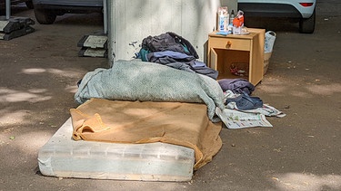 Ein verlassener Schlafplatz auf der Straße. | Bild: picture alliance