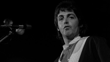 Paul McCartney in den 70ern mit seiner Band Wings | Bild: picture-alliance/dpa