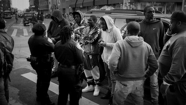 Die New Yorker Polizei hält eine Gruppe Afroamerikaner auf der Straße auf | Bild: BR / Sammy Khamis