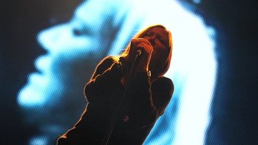 Die Sängerin Beth Gibbson der Band Portishhead singt auf dem Malt Festival 2011 in Polen  | Bild: picture alliance / dpa | Adam Ciereszko