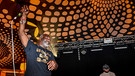 Ragga Twin hebt Mikrofon auf der Bühne in die Luft | Bild: picture-alliance/dpa